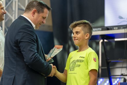 Adam Pilch odbiera nagrodę z rąk burmistrza